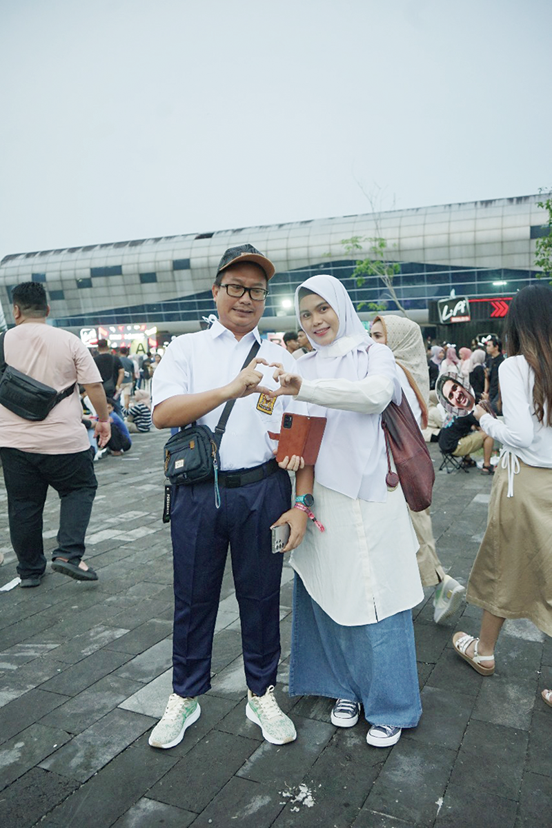 Andri Chandra dengan mengenakan outfit SMP bersama istri Sri Rivana saat menghadiri konser Sheila On 7 &rdquo;Tunggu Aku Di&rdquo; di Stadion Atletik Rumbai, Pekanbaru, Sabtu (31/8/2024).