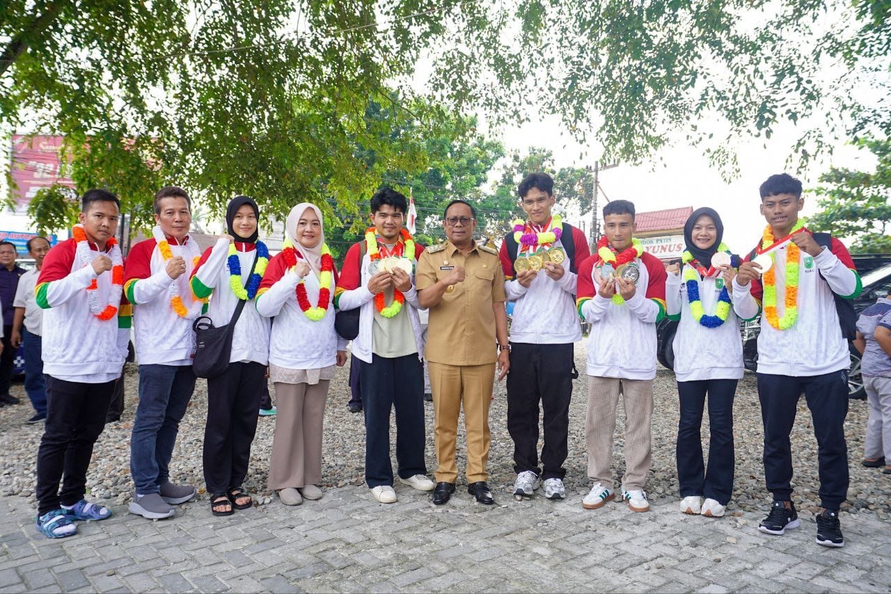 Pj Gubri Rahman Hadi menyambut atlet senam Riau pada PON XXI Aceh-Sumut di saat tiba di Pekanbaru, Senin (2/9).