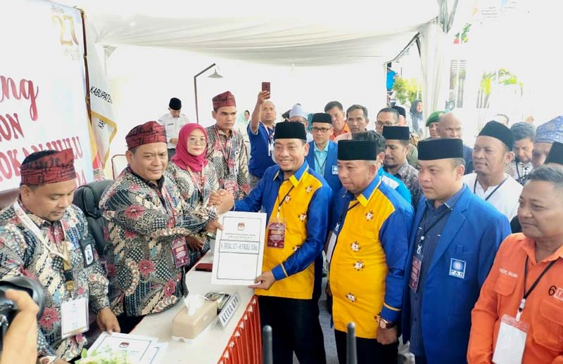 Bapaslon Bupati dan Wabup Rohul Erizal-Rusli menerima tanda diterimanya pendaftaran dari Ketua KPU Rohul Cepi Abdul Husen.