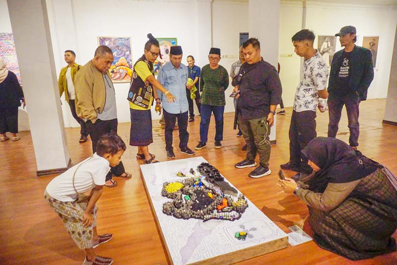 Mantan Gubri H Syamsuar dan pengunjung menikmati karya seni rupa dalam gelaran Pameran Seni Rupa &ldquo;Epic&rdquo; di Galeri Hang Nadim, Kompleks Bandar Seni Raja Ali Haji, Pekanbaru, Sabtu  (31/8/2024).