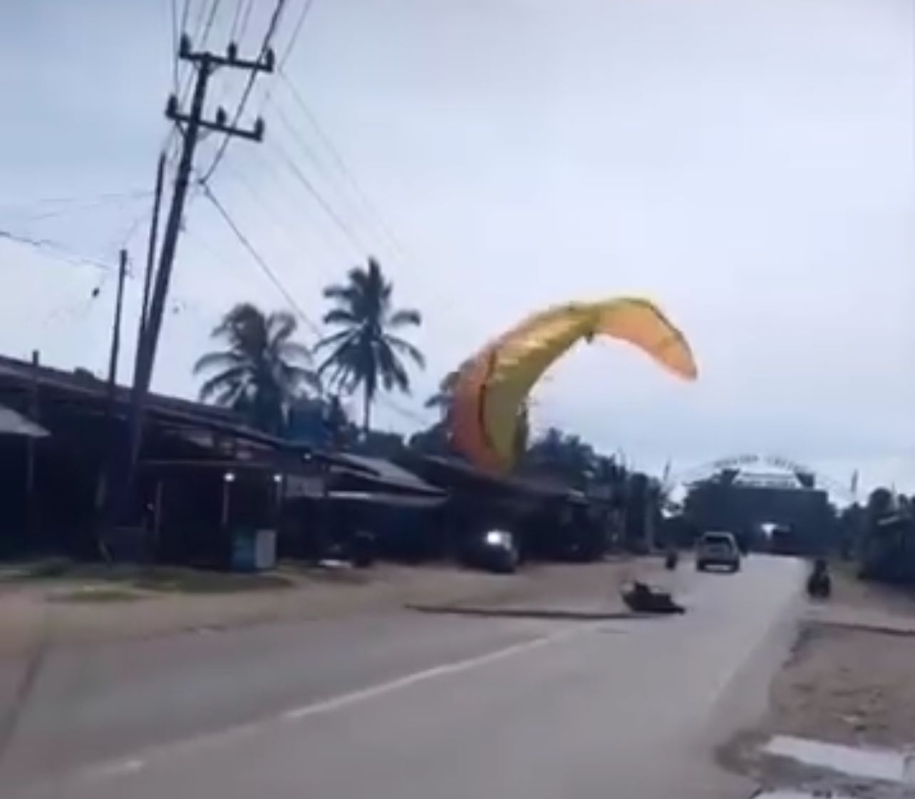 Tangkapan layar atlet Aero Sport Paramotor PON XXI Aceh-Sumut mendarat darurat dan terjatuh di jalan sekitar venue, akhir Agustus 2024 lalu.
