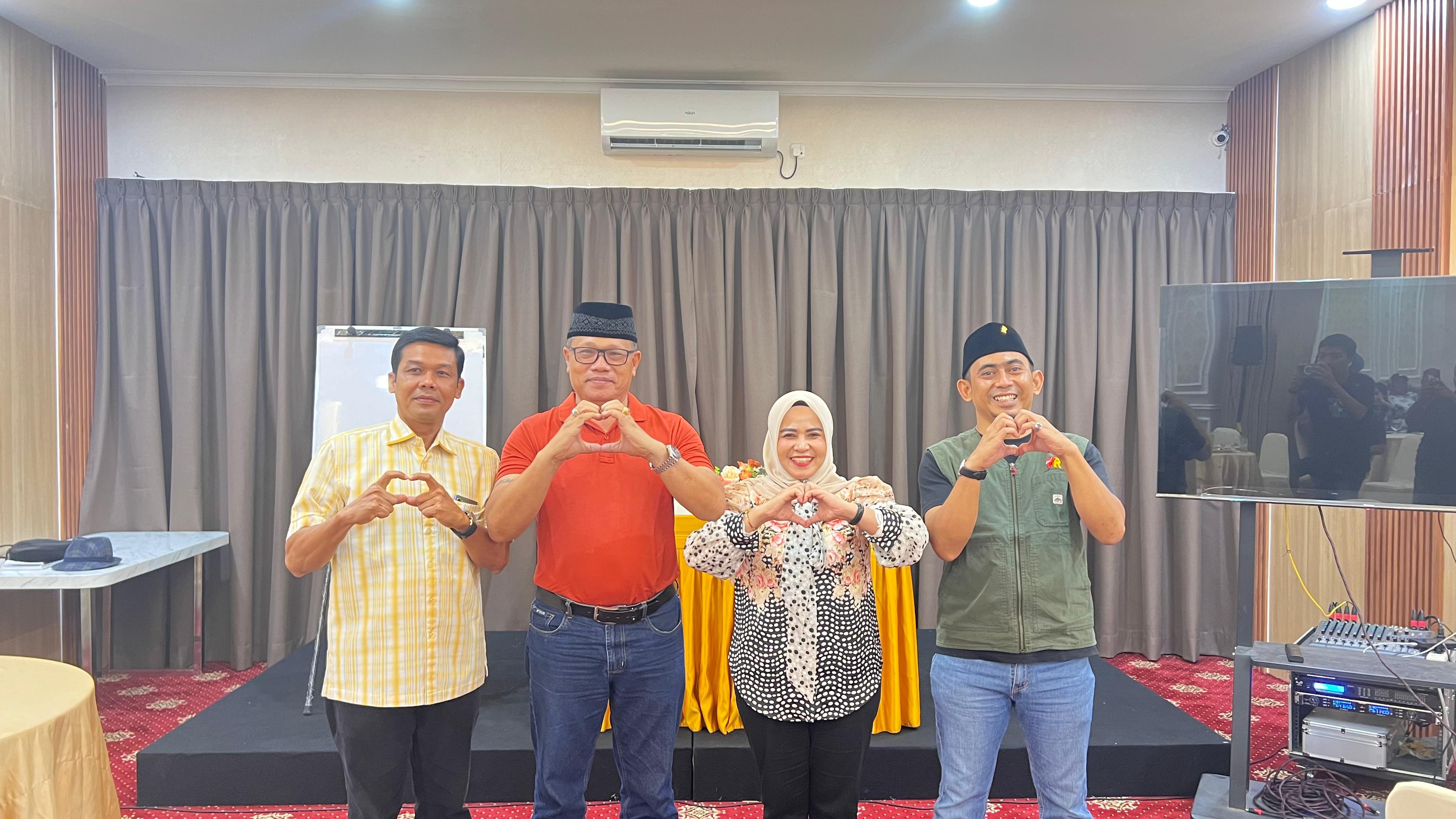 Ketua Tim Koalisi Idaman Robin P Hutagalung (dua dari kiri) berfoto bersama Sekretaris DPD Golkar Pekanbaru Roni Amriel (kiri) dan paslon Wako Pekanbaru Ida Yulita dan Kharisman, Ahad (1/9/2024).