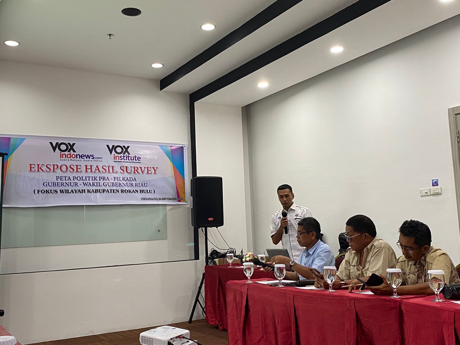 Direktur Riset VOXinstitute Albion Zikra menyampaikan hasil survei Pilgubri di Kabupaten Rokan Hulu, Senin (2/9/2024).