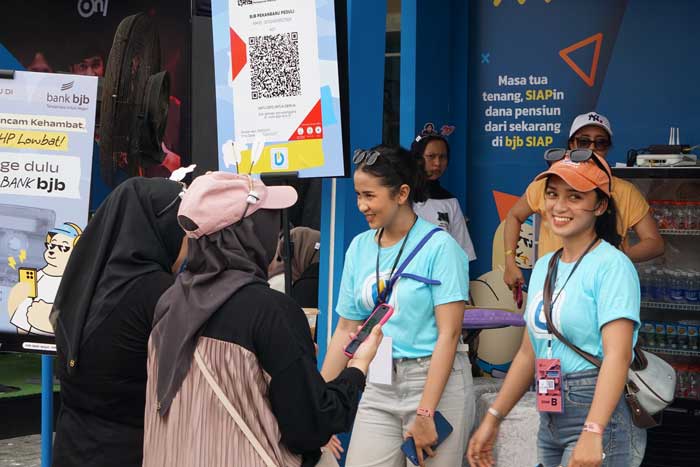 LAYANI NASABAH: Bank BJB mendirikan booth  untuk memudahkan nasabah membeli tiket Konser Sheila On 7 di Stadion Atletiik Sport Center Rumbai, Sabtu (31/8/2024).