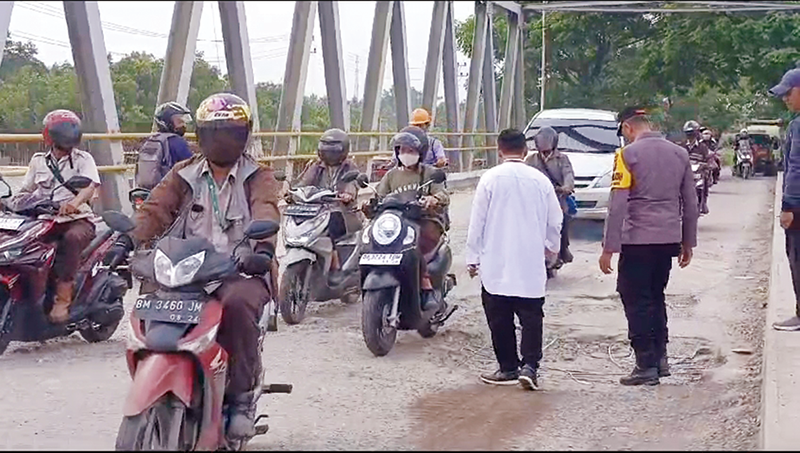 Jembatan Sungai Masjid terasa bergoyang saat dilintasi kendaraan, Sabtu (31/8/2024). Setiap hari mobilitas kendaraan yang melintas di Jembatan Sungai Masjid cukup padat.