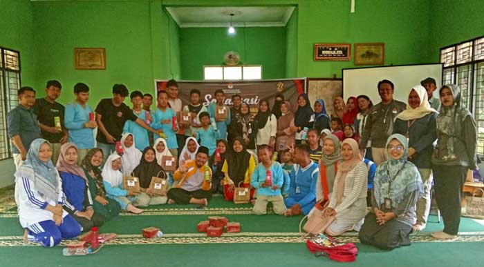 Ketua Divisi Sosdiklih, Parmas dan SDM pada KPU Inhu, Mulya Santoni foto bersama dengan peserta sosialisasi di SLB Negeri 1 Inhu, Sabtu (31/8/2024).