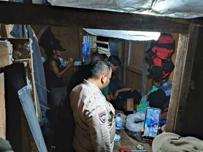 Seorang pria DF (37) nekat gantung diri saat video call bersama pacarnya, di Pondok Keramba Apung kawasan Danau PLTA Koto Panjang, Desa Merangin, Kecamatan Kuok.