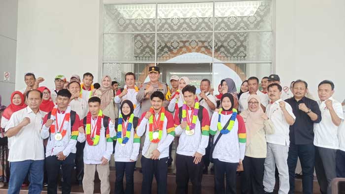 Kapolda Riau, KONI Riau dan Pengurus Persani Riau dan Kota Pekanbaru foto bersama dengan atlet dan pelatih Cabor Senam Riau di VIP Bandara SSK II Pekanbaru, Senin (2/9/2024).