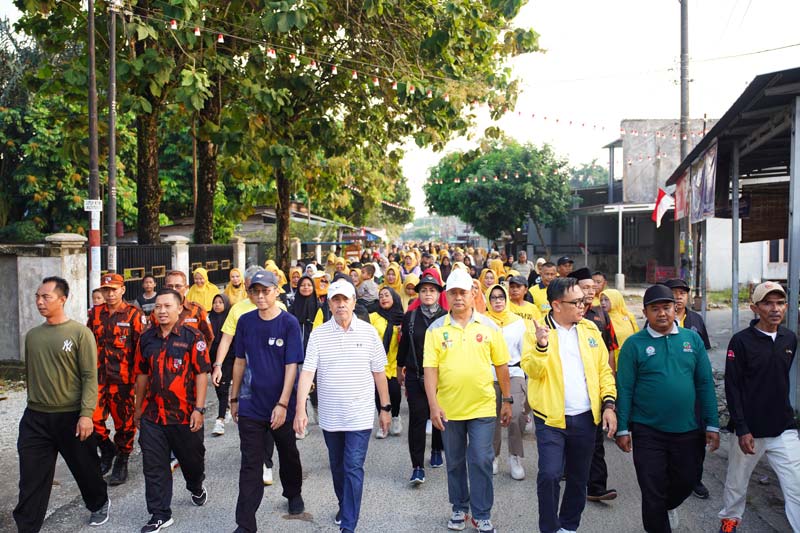 Bacalon Gubri Syamsuar saat ikut jalan sehat bersama masyarakat Siak Hulu, Kampar, Ahad (1/9/2024).