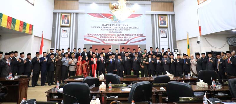Bupati Rokan Hulu H Sukiman (tengah) bersama Forkopimda Rohul foto bersama Pimpinan Sementara dan Anggota DPRD Rohul 2024-2029 usai pengucapan sumpah/janji dalam rapat paripurna di Gedung DPRD Rohul.