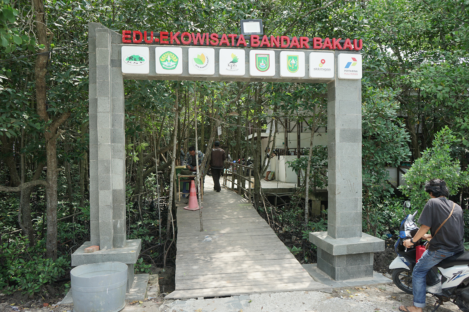Gerbang masuk kawasan Mangrove Hutan Bandar Bakau Dumai Jalan Nelayan Laut Ujung, Kelurahan Pangkalan Sesai, Kecamatan Dumai Barat, Kota Dumai, Riau, Senin (26/8/2024). Kawasan ini memiliki luas 24 hektar dan diperkirakan mampu menyerap 1300 ton CO2 per t
