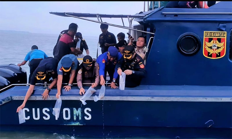 Aksi lepas liar benih lobster oleh jajaran BC Batam dan sejumlah lembaga terkait.