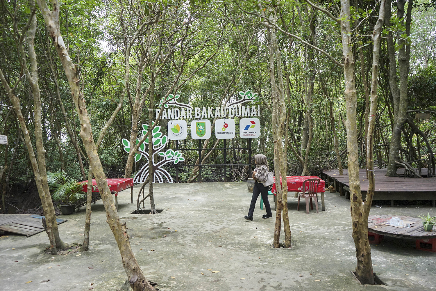 Sebuah Panggung Theater yang dibangun melalui program Tanggung Jawab Sosial dan Lingkungan (TJSL) PT Pertamina Hulu Rokan WK Rokan di kawasan Hutan Bandar Bakau Dumai Jalan Nelayan Laut Ujung, Kelurahan Pangkalan Sesai, Kecamatan Dumai Barat, Kota Dumai,