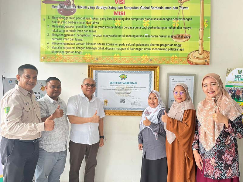Dekan FH UIR Dr M Musa SH MH (tiga kiri), dan jajaran oto bersama sambil menunjukkan sertifikat akreditasi unggul, Senin (2/9/2024).