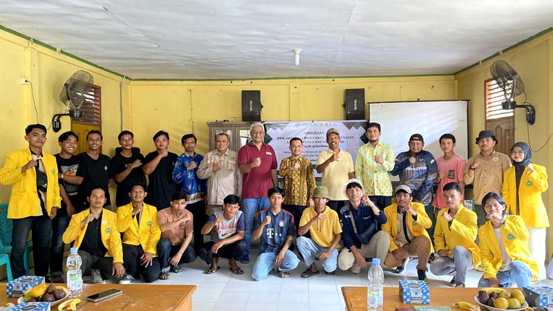 Wakil Rektor III Unilak Dr Hardi SE MM, dosen pendamping, perwakilan desa, perwakilan gapoktan dan petani muda foto bersama narasumber dari BINUS University.