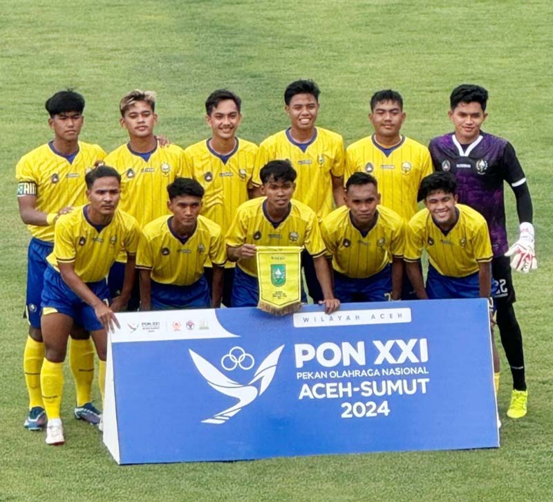 Tim sepakbola Riau foto bersama jelang pertandingan menghadapi Papua pada Grup C PON XXI Aceh-Sumut, Senin (2/9/2024).