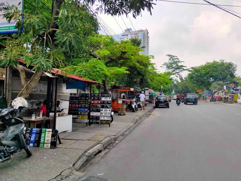 Sejumlah pedagang kaki lima berjualan di trotoar Jalan Ahmad Yani Pekanbaru, Senin (2/9/2024).