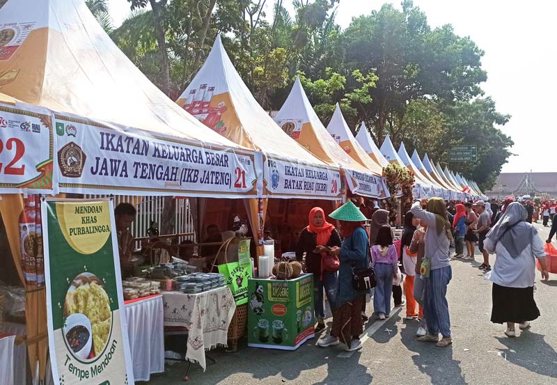 Warga ramai mendatangi lokasi  bazar UMKM dengan puluhan stan kuliner dan fashion khas daerah se-Indonesia saat iven Parade Bhinneka Tunggal Ika, Ahad (1/9/2024).