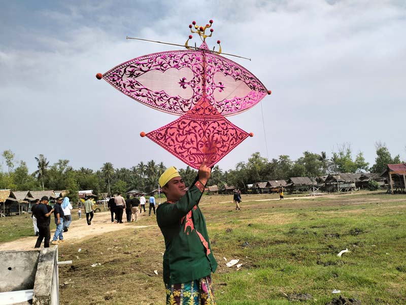 Pemain Layang Kuau Raja Tebuk Isi sedang bersiap untuk menerbangkan layangan di kawasan Pantai Wisata Purnama, Kecamatan Dumai Barat, Sabtu (31/8/2024).