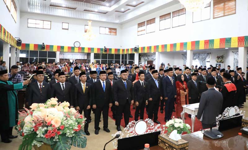 Ketua Pengadilan Negeri Pasirpengaraian Rony Suata SH MH memandu pengucapan Sumpah/Janji 45 Anggota DPRD Rohul Masa Jabatan 2024-2029 dalam rapat paripurna di Gedung DPRD Rohul.