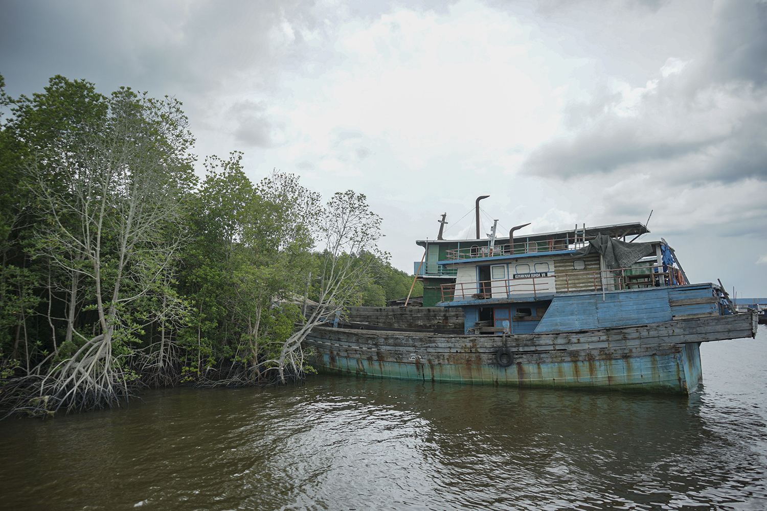 Sebuah kapal masyarakat bersandar di tepi hutan bakau yang merupakan kawasan Hutan Bandar Bakau Dumai Jalan Nelayan Laut Ujung, Kelurahan Pangkalan Sesai, Kecamatan Dumai Barat, Kota Dumai, Riau, Senin (26/8/2024). Keberadaan Hutan Mangrove ini juga berfu
