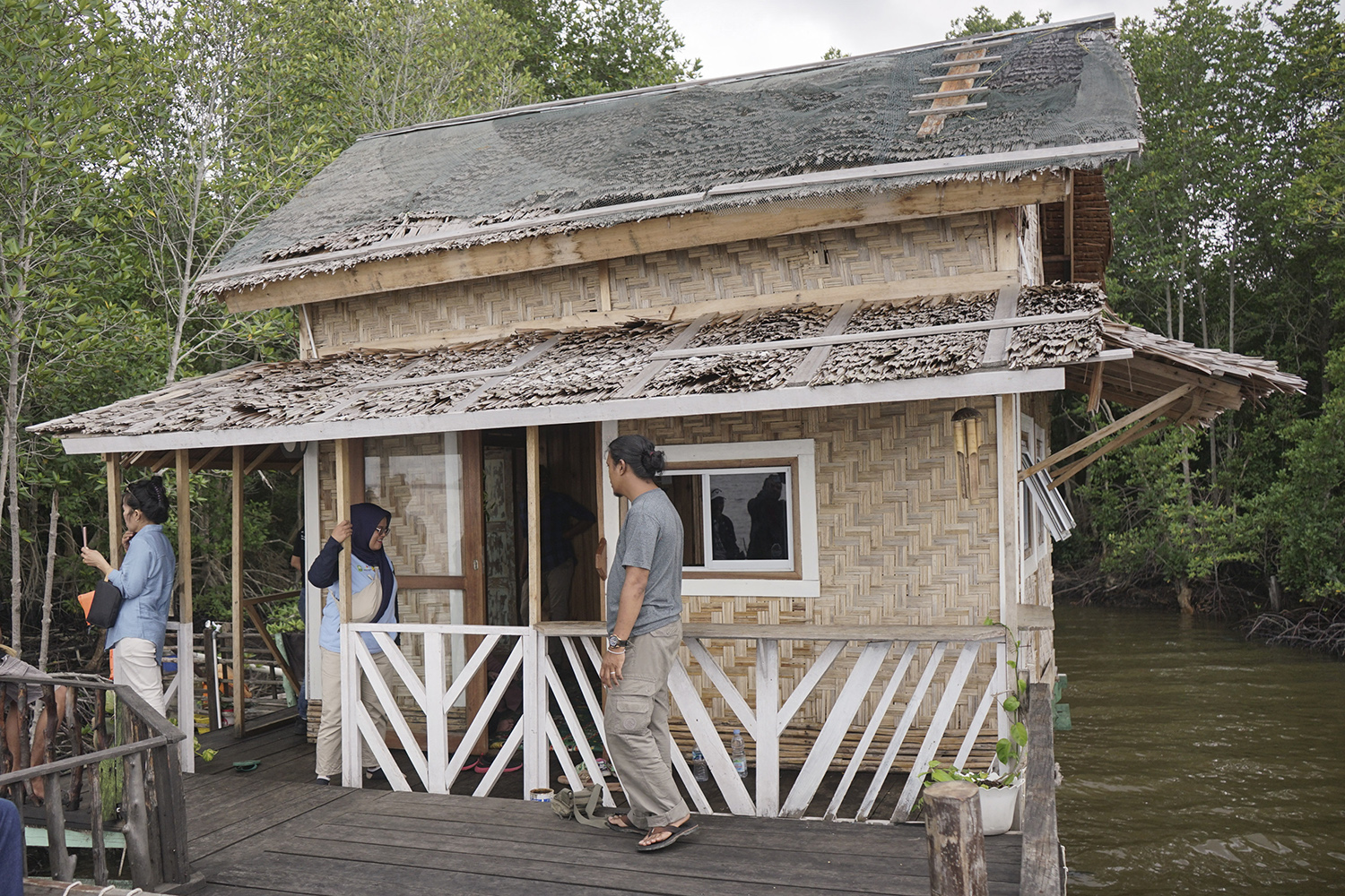 Sebuah homestay dibangun di tepi kawasan Hutan Bandar Bakau Dumai Jalan Nelayan Laut Ujung, Kelurahan Pangkalan Sesai, Kecamatan Dumai Barat, Kota Dumai, Riau, Senin (26/8/2024). Home Stay ini menjadi salah satu pilihan bagi wisatawan yang ingin menginap