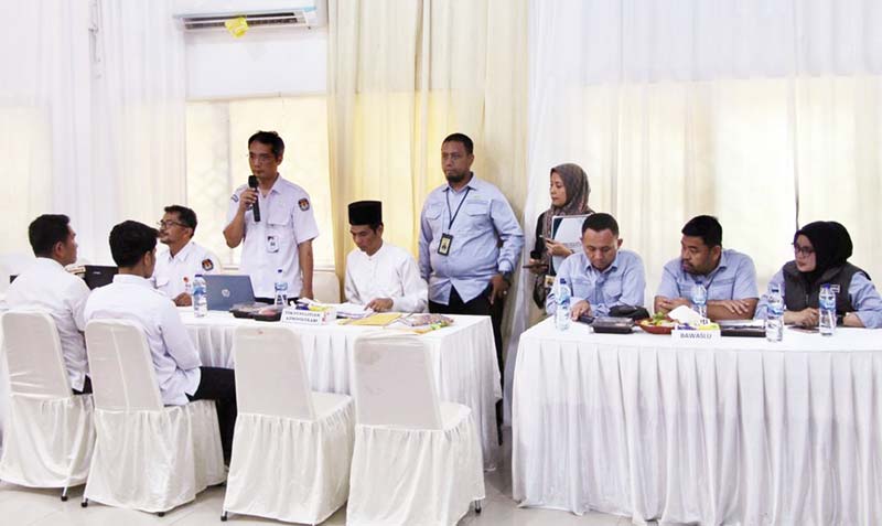 Bawaslu Kuansing ikut turun melakukan pengawasan pendaftaran bakal pasangan calon bupati dan wakil bupati saat mendaftar ke KPU Kuansing, Kamis (29/8/2024).