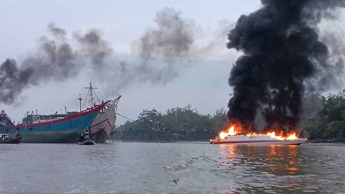 Speedboat bermuatan sayur Porti 22 terbakar hebat di Perairan Selat Air Hitam Kepulauan Meranti, Senin (2/9/2024) sore.