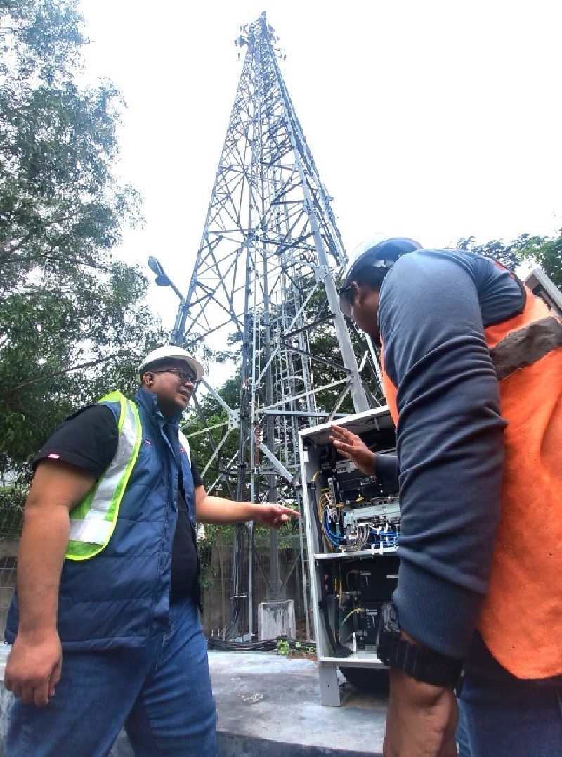 Head Sales XL Axiata W-Northern Sumatra 2 & 3, Bertrand Samuel Sinabariba (kiri), bersama teknisi XL Axiata saat meninjau lokasi BTS di  Stadion H Dimurthala, Kota Baru, Banda Aceh, belum lama ini.