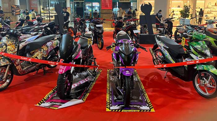 PAMERKAN MOTOR: Sepeda motor Honda hasil modifikasi yang menjadi peserta ajang Honda Modif Contest 2024 seri Pekanbaru dipamerkan selama iven berlangsung.