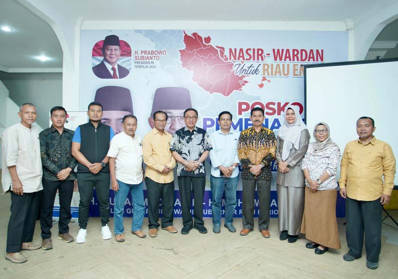 Bakal Calon Wakil Gubernur Riau Muhammad Wardan foto bersama perwakilan Alumni Keolahragaan Padang Indonesia Riau di Pekanbaru, Selasa (3/9/2024).