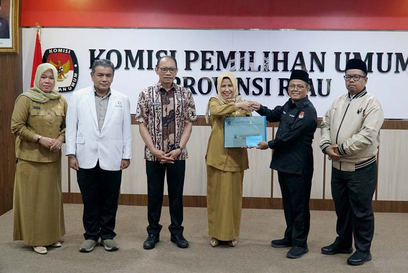 Direktur Utama RSUD Arifin Achmad Wan Fajriatul Mamnunah (tiga kanan) menyerahkan berkas hasil pemeriksaan kesehatan bakal calon kepala daerah kepada Ketua KPU Riau Rusidi Rusdan.