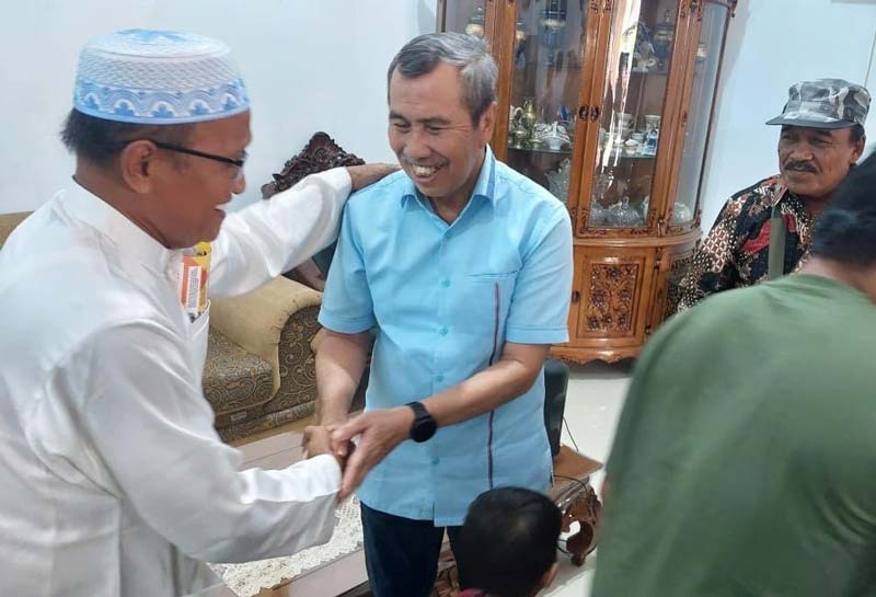 Bakal Calon Gubernur Riau Syamsuar bersalaman dengan tokoh masyarakat Bukit Kapur Dumai, Selasa (3/9/2024).