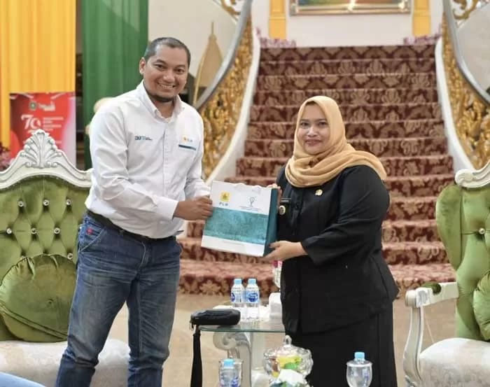 Manager PLN ULP Bengkalis, M Ashqalany Aulia Rahman bersama Bupati Bengkalis Kasmarni beberapa waktu lalu.