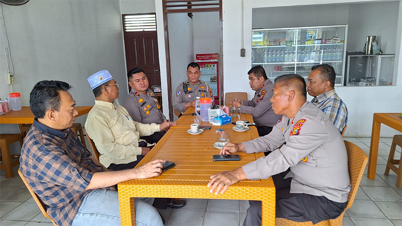 Menjelang Pilkada 20024 di Kabupaten Bengkalis, Kapolsek Mandau Kompol Hairul Hidayat SIK MH merangkul tokoh adat Ketua LAMR Kecamatan Mandau, Rabu (4/9/2024).