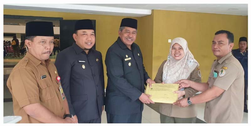 Bupati Siak Alfedri bersama Wabup Husni Merza menerima Buku SK Biru TORA Nomor: 617 Tahun 2024 tanggal 27 Mei 2024 .
