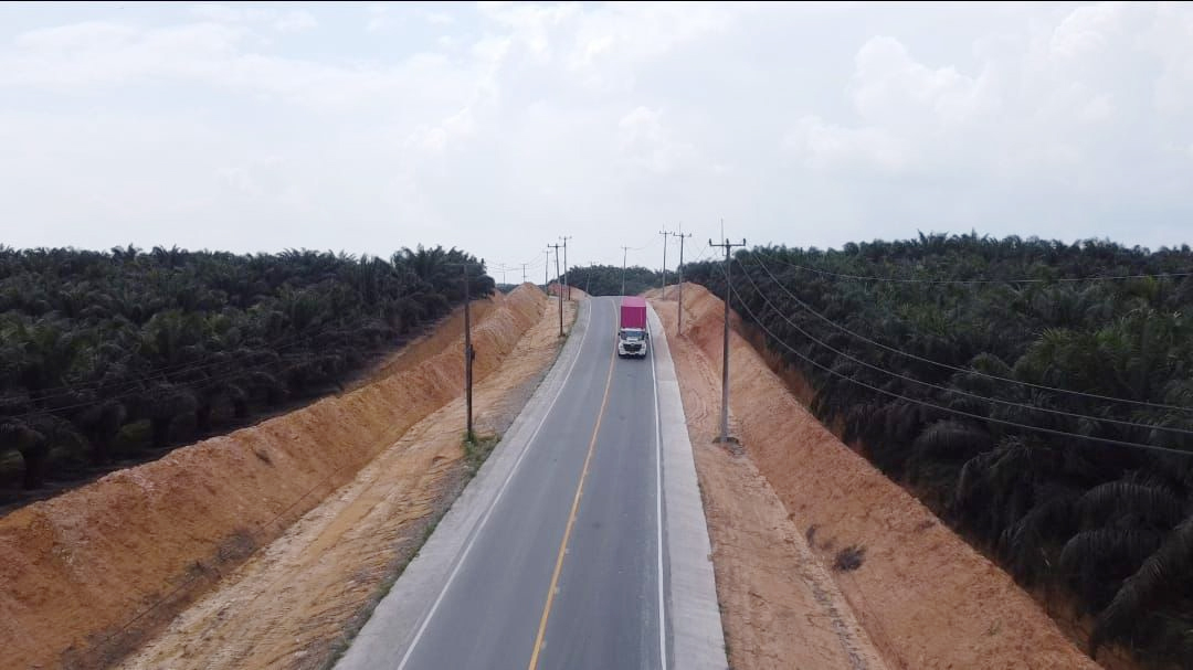 Kendaraan melintas di akses jalan yang sudah&nbsp;preservasi.