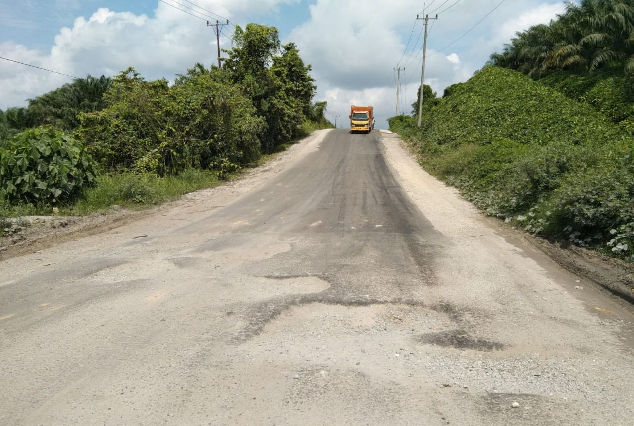 Ruas jalan Sp Lago- Sp Buatan - Sp Siak Srindrapua sebelum&nbsp;diperbaiki.