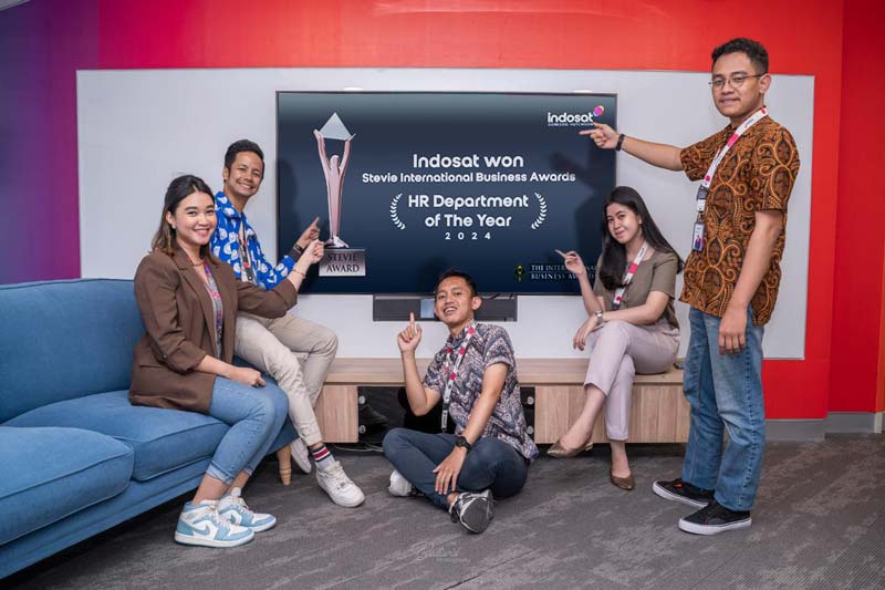Karyawan  Indosat Ooredoo Hutchison (Indosat atau IOH) menunjuk display penghargaan yang mereka raih di ajang bergengsi Stevie Awards 2024.