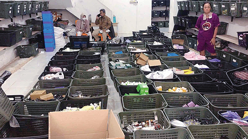 Puluhan keranjang berisi produk kosmetik berbagai merek  hasil tangkapan Balai Besar Pengawas Obat dan Makanan (BBPOM) Pekanbaru, Selasa (3/9/2024).