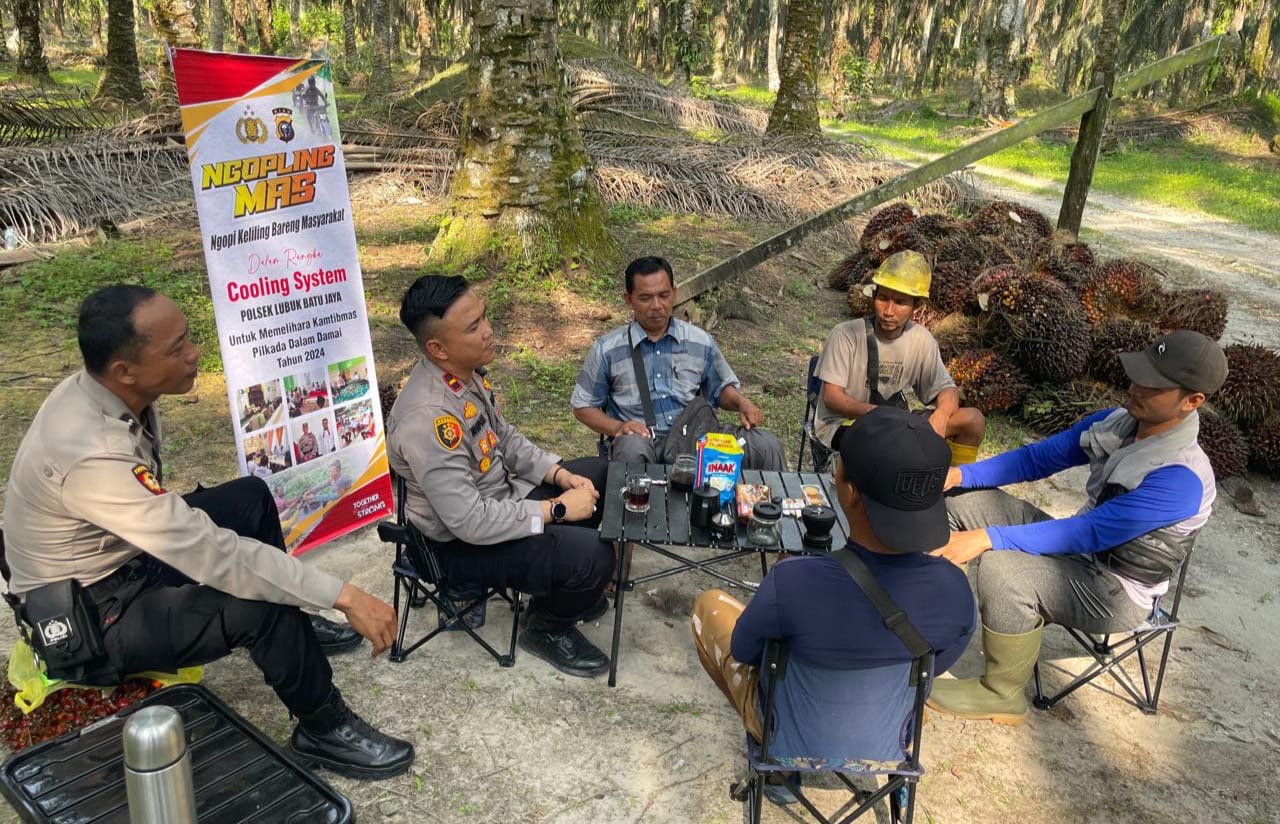 Kapolsek LBJ, Ipda Ripal Indrawata SH MH (dua dari kiri) didampingi personel saat Ngopi Keliling bersama warga, Rabu (4/9/2024)