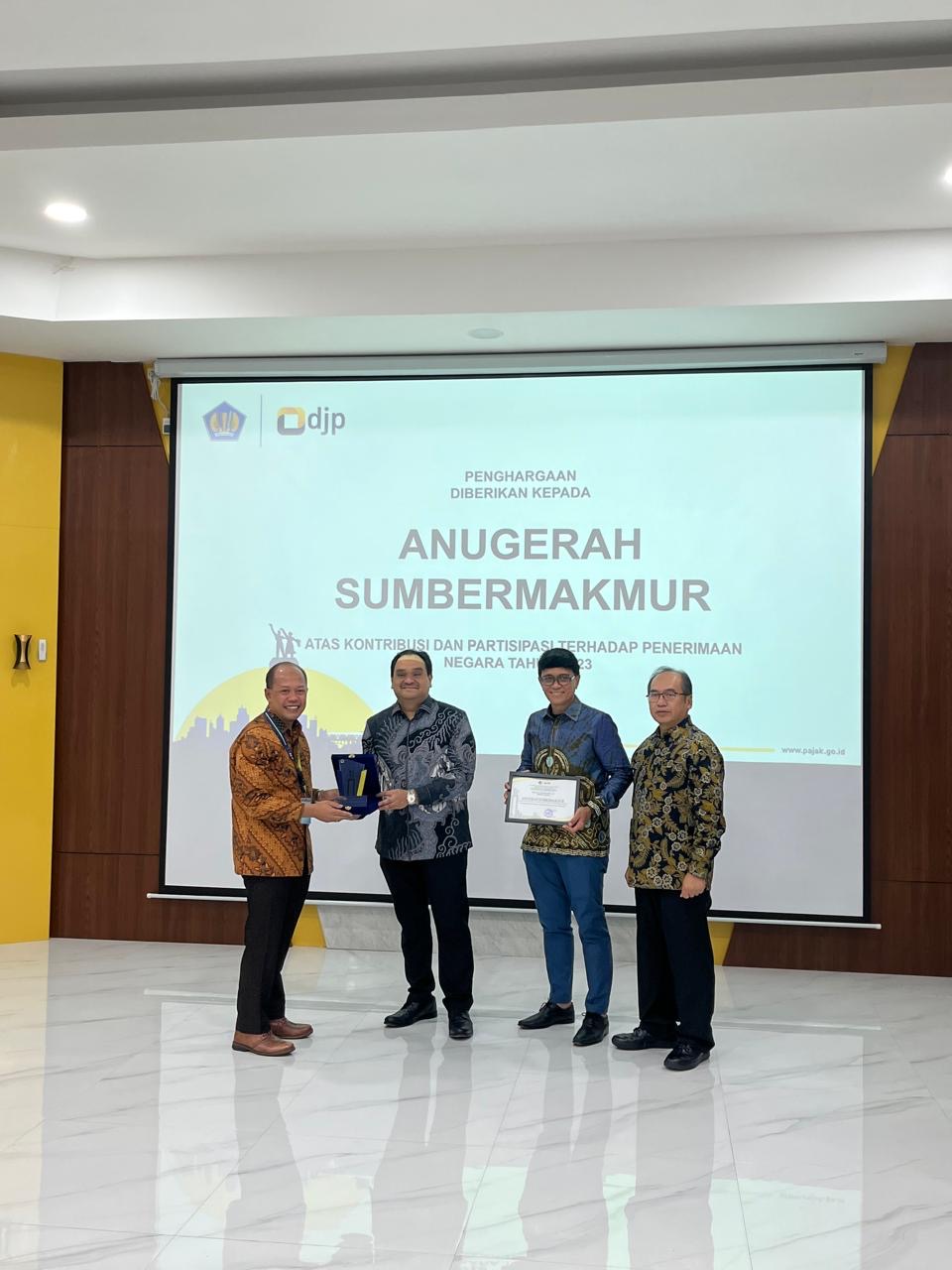 Kepala KPP Madya Jakarta Pusat  Slamet Achmadi menyerahkan penghargaan kepada Chief Financial Officer Minamas Plantation Shazmeer Mokhtar didampingi CEO Minamas Plantation Azmi Jaafar.