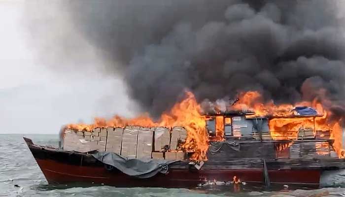 KM Tenaga Sakti terbakar setelah bertolak dari Negara Tetangga Malaysia dalam perjalanan kembali ke Selatpanjang, Kecamatan Tebingtinggi, Rabu (4/9/2024) tadi.