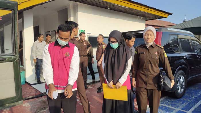 Penyidik Kejari Inhu menggiring dua tersangka dua korupsi ke mobil tahanan menuju Rutan kelas IIB Rengat, Rabu (4/9/2024)