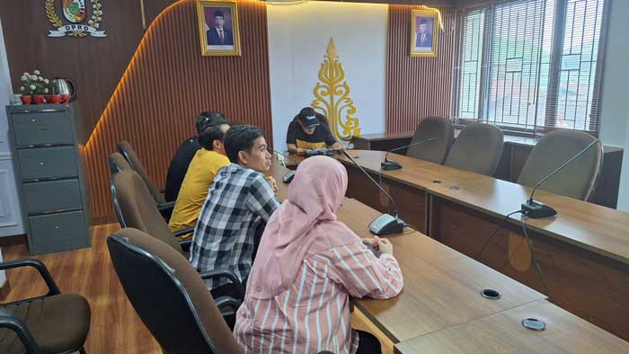 Perwakilan pedagang saat berdiskusi dengan Ketua Pansus Ranperda KTR DPRD Kota Pekanbaru Doni Saputra, Rabu (4/9/2024).