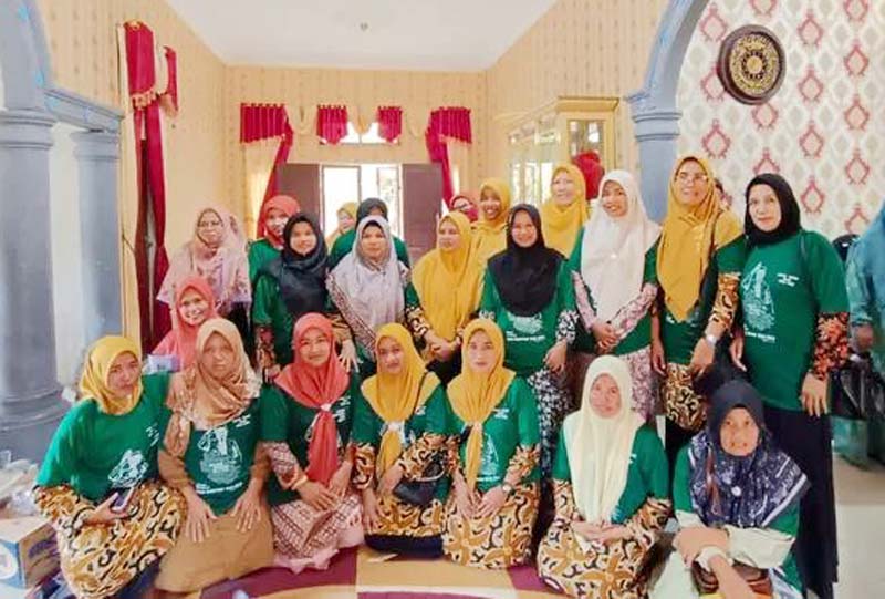 Kelompok Kerja Guru (KKG) Se-Kecamatan Kampar, Kabupaten Kampar foto bersama usai menyatakan dukungan kepada Bapaslon Abdul Wahid-SF Hariyanto