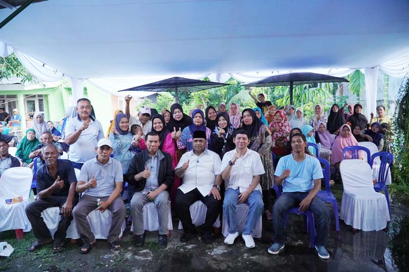 Bacalon Gubri Muhammad Nasir foto bersama warga RW 006 Kelurahan Kampung Tengah, Sukajadi, Pekanbaru.