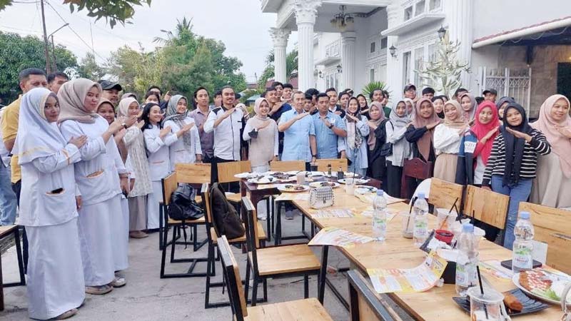Bakal Calon Gubernur Riau Syamsuar foto bersama milenial Dumai saat silaturahmi di Glori Cafe Dumai, Selasa (3/9/2024).