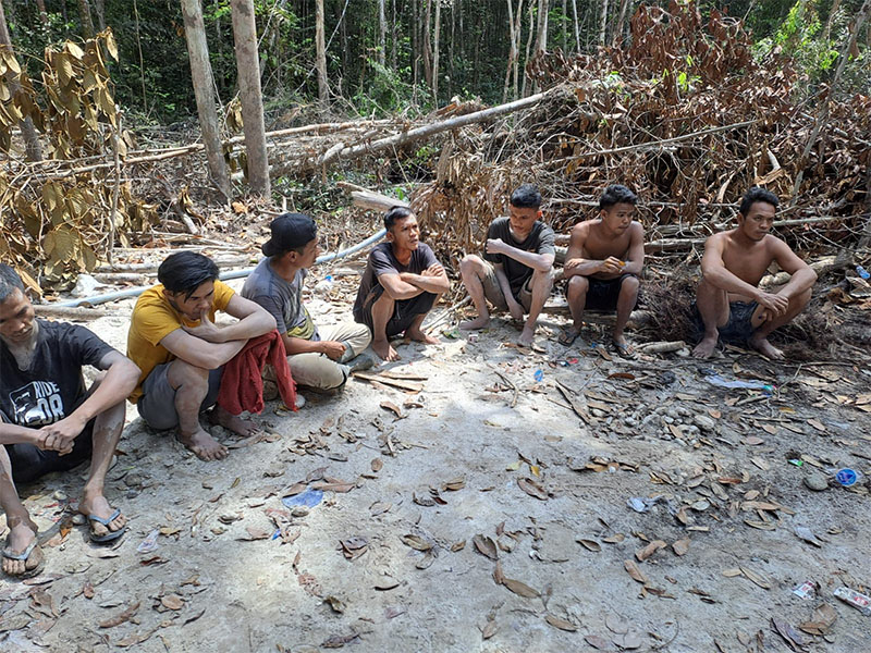 Tujuh pelaku penambangan emas illegal di kawasan hutan larangan Jake Kecamatan Kuantan Tengah, Kamis (5/9/2024) diamankan warga.
