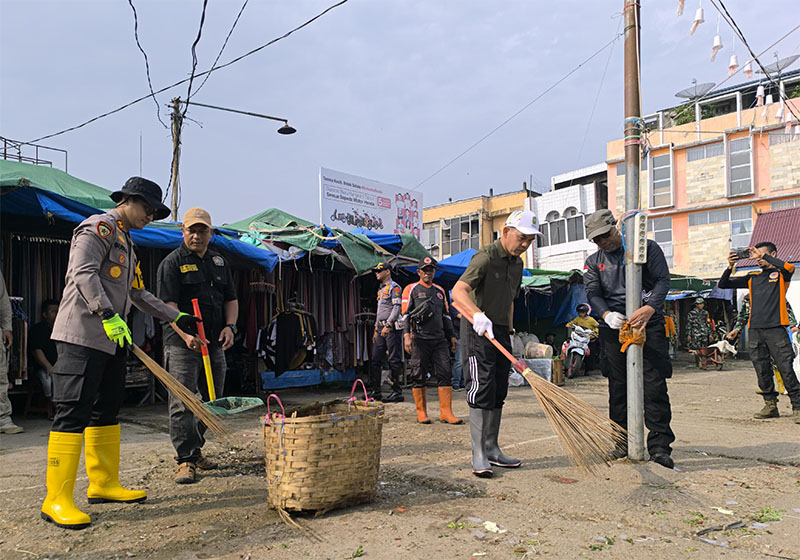 Pj Bupati Inhil H Erisman Yahya, ikut menyapu jalan bersama petugas kebersihan, Kamis (5/9/24)